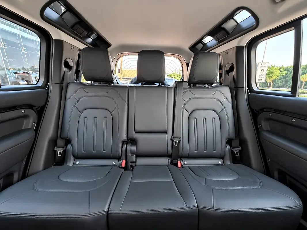 Land Rover Defender hybrid (PHEV) Defender P400e with 404 - 18