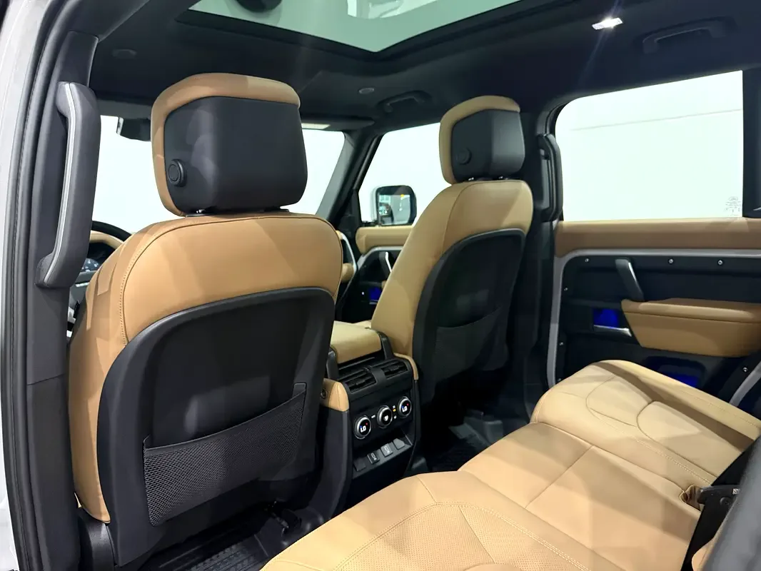 Land Rover Defender hybrid (PHEV) Defender P400e with 404 - 16