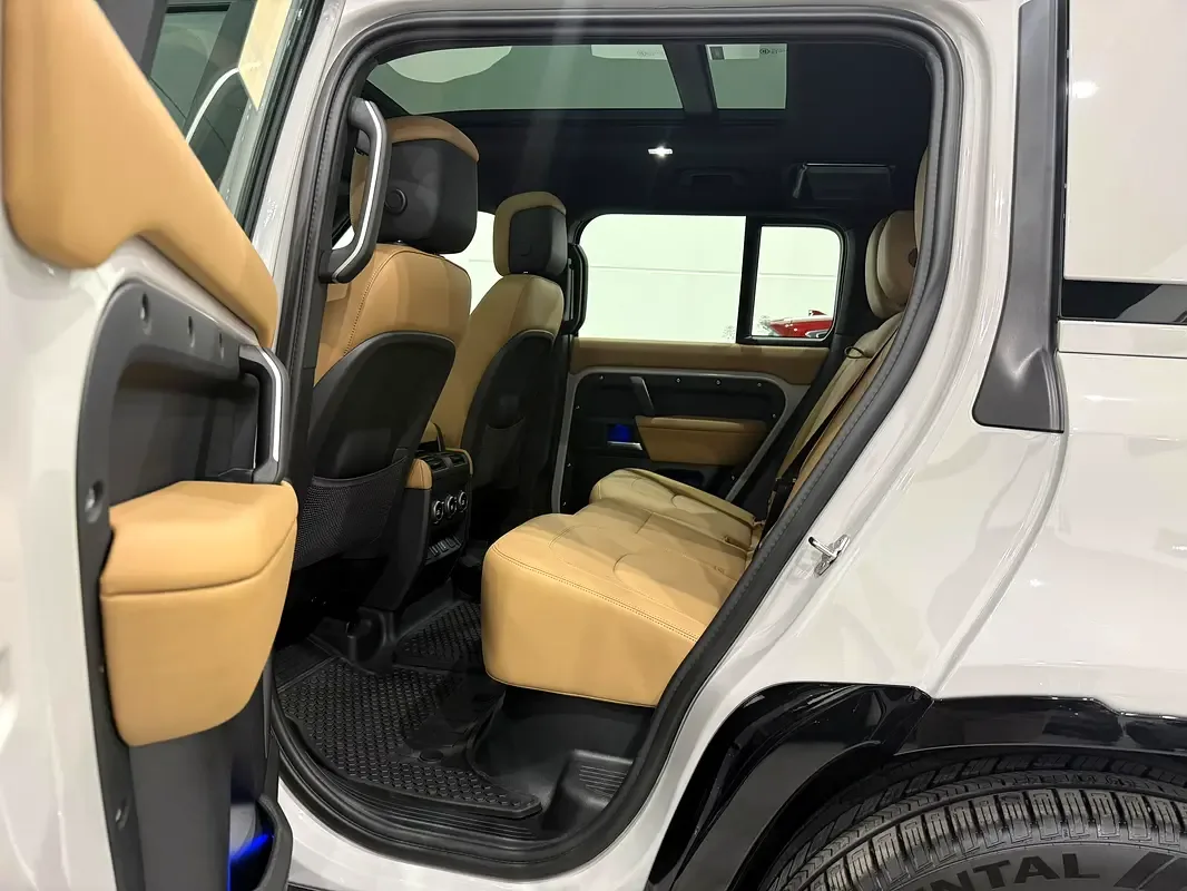 Land Rover Defender hybrid (PHEV) Defender P400e with 404 - 17