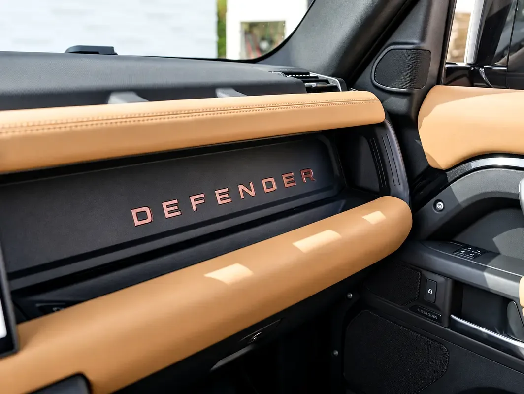 Land Rover Defender hybrid (PHEV) Defender P400e with 404 - 13
