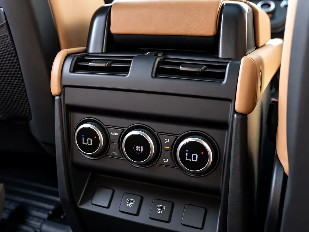 Land Rover Defender hybrid (PHEV) Defender P400e with 404 - 17