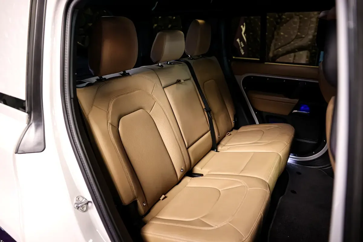 Land Rover Defender هجين (PHEV) Defender P400e with 404 - 7