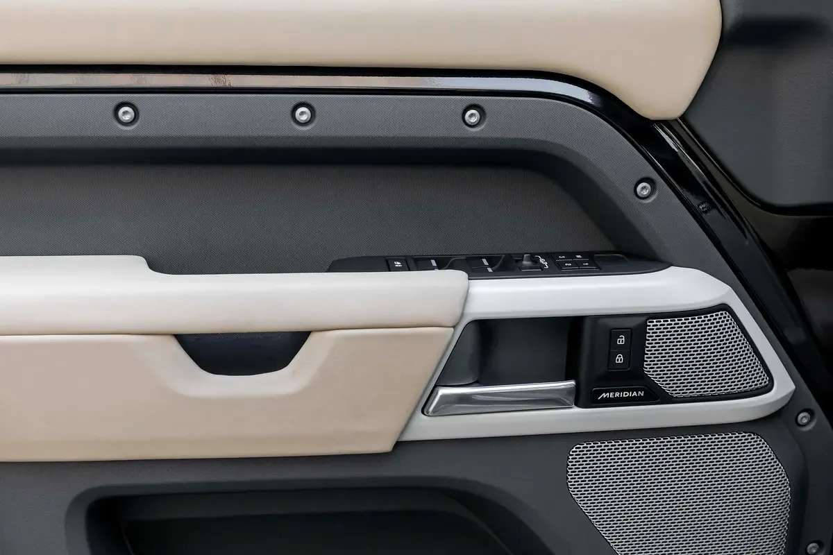 Land Rover Defender هجين (PHEV) Defender P400e with 404 - 14