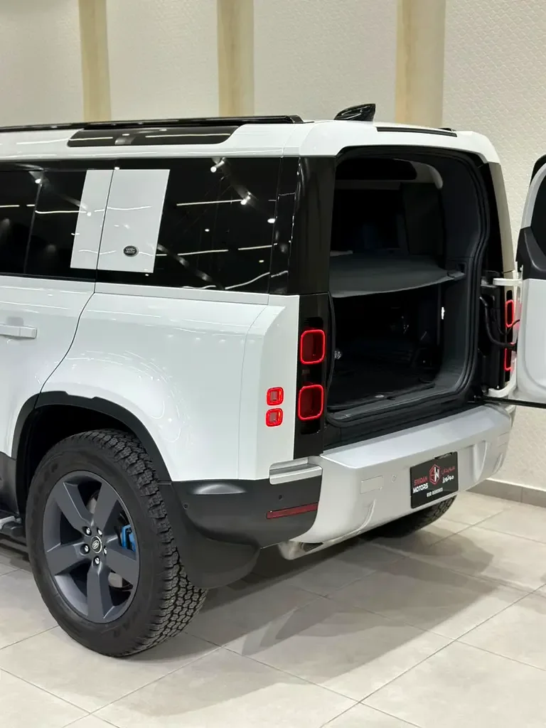 Land Rover Defender هجين (PHEV) Defender P400e with 404 - 7