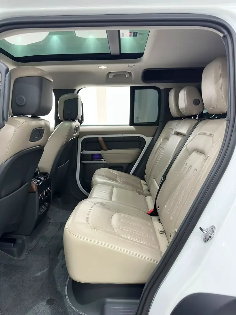 Land Rover Defender هجين (PHEV) Defender P400e with 404 - 17