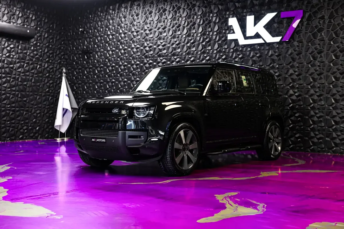 Land Rover Defender هجين (PHEV) Defender P400e with 404