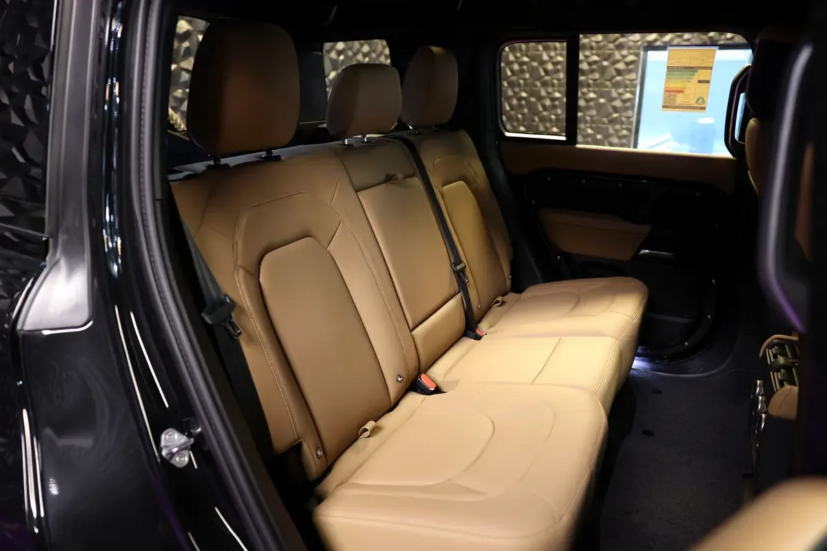 Land Rover Defender هجين (PHEV) Defender P400e with 404 - 9