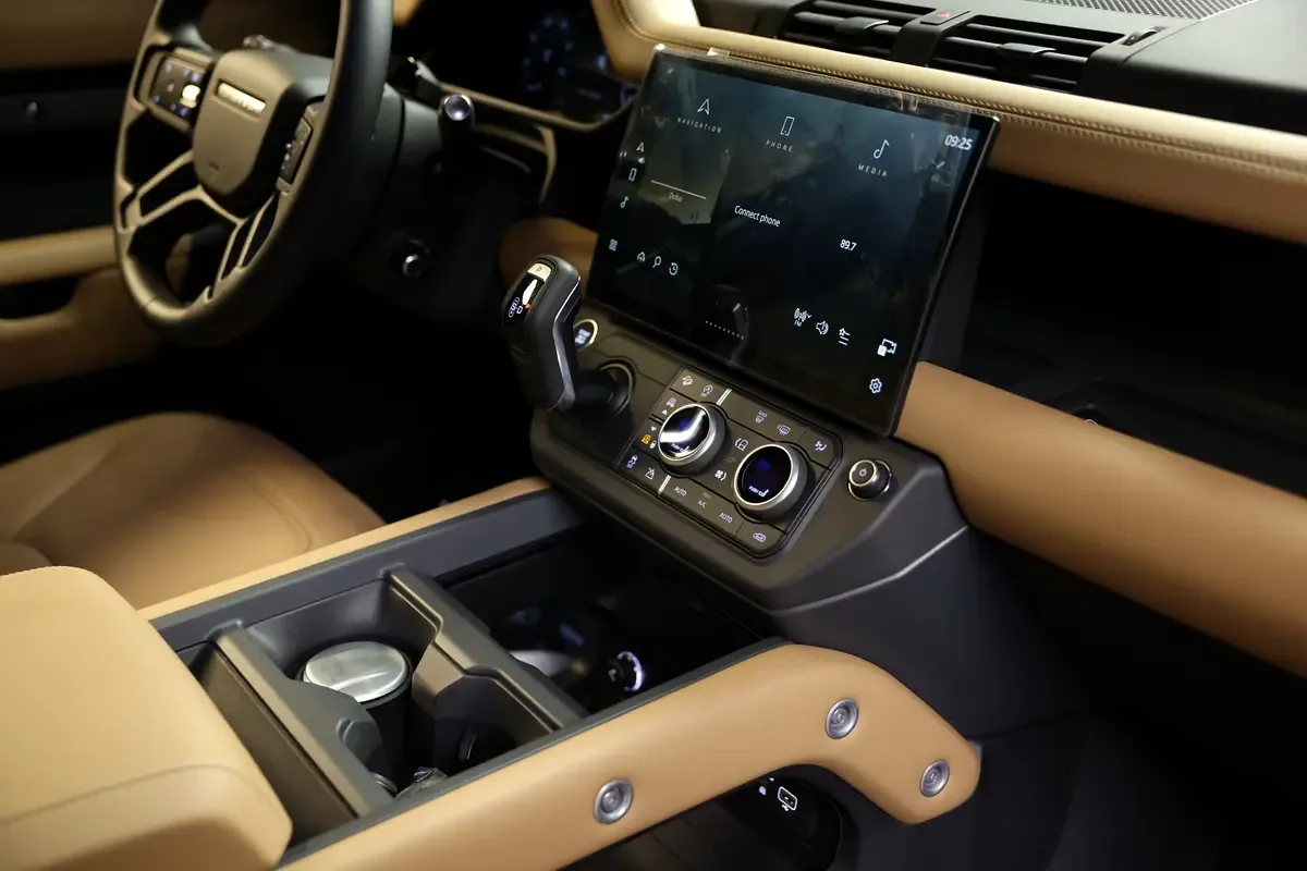 Land Rover Defender هجين (PHEV) Defender P400e with 404 - 7