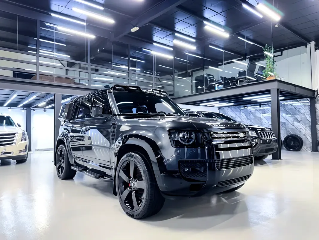 Land Rover Defender hybrid (PHEV) Defender P400e with 404