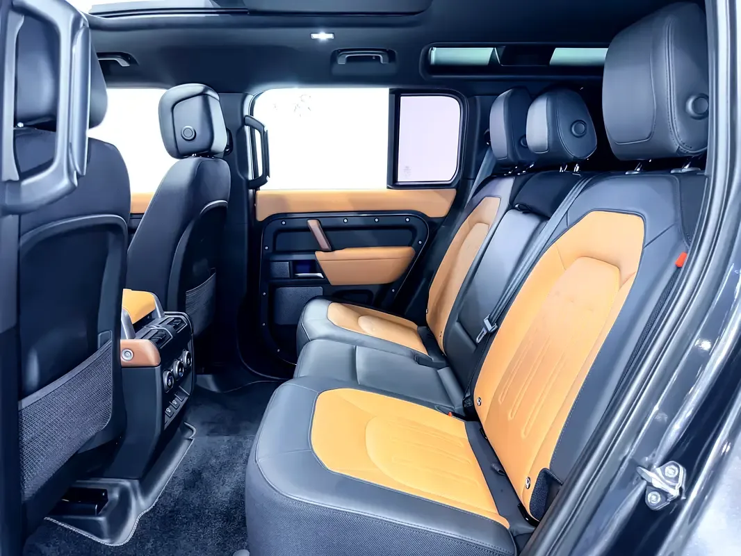 Land Rover Defender hybrid (PHEV) Defender P400e with 404 - 7