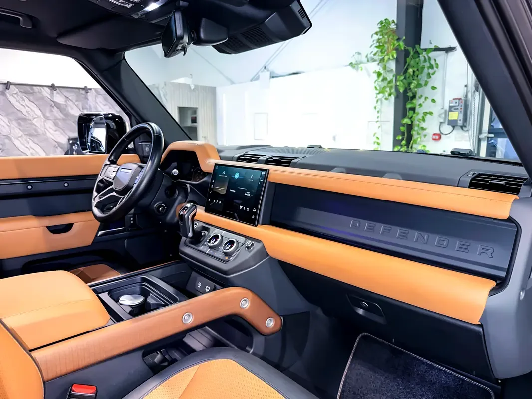 Land Rover Defender hybrid (PHEV) Defender P400e with 404 - 12