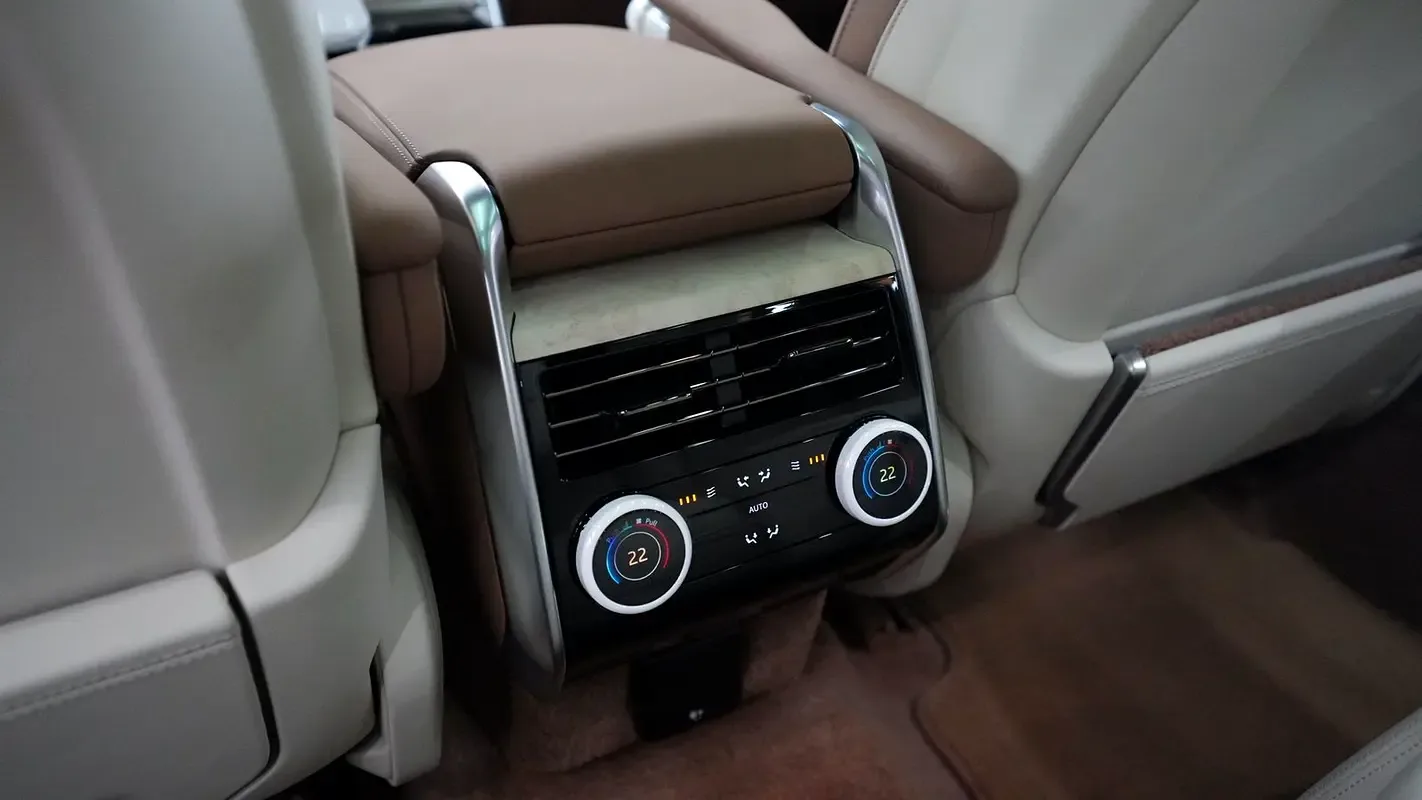 Land Rover Range Rover 4.4 AT 4WD (615 hp) - 14