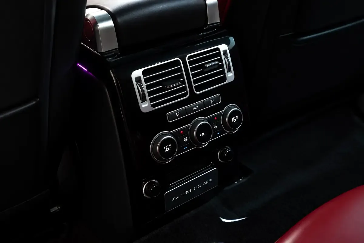 Land Rover Range Rover 5.0 V8 Supercharged AT AWD (550 حصان) - 9