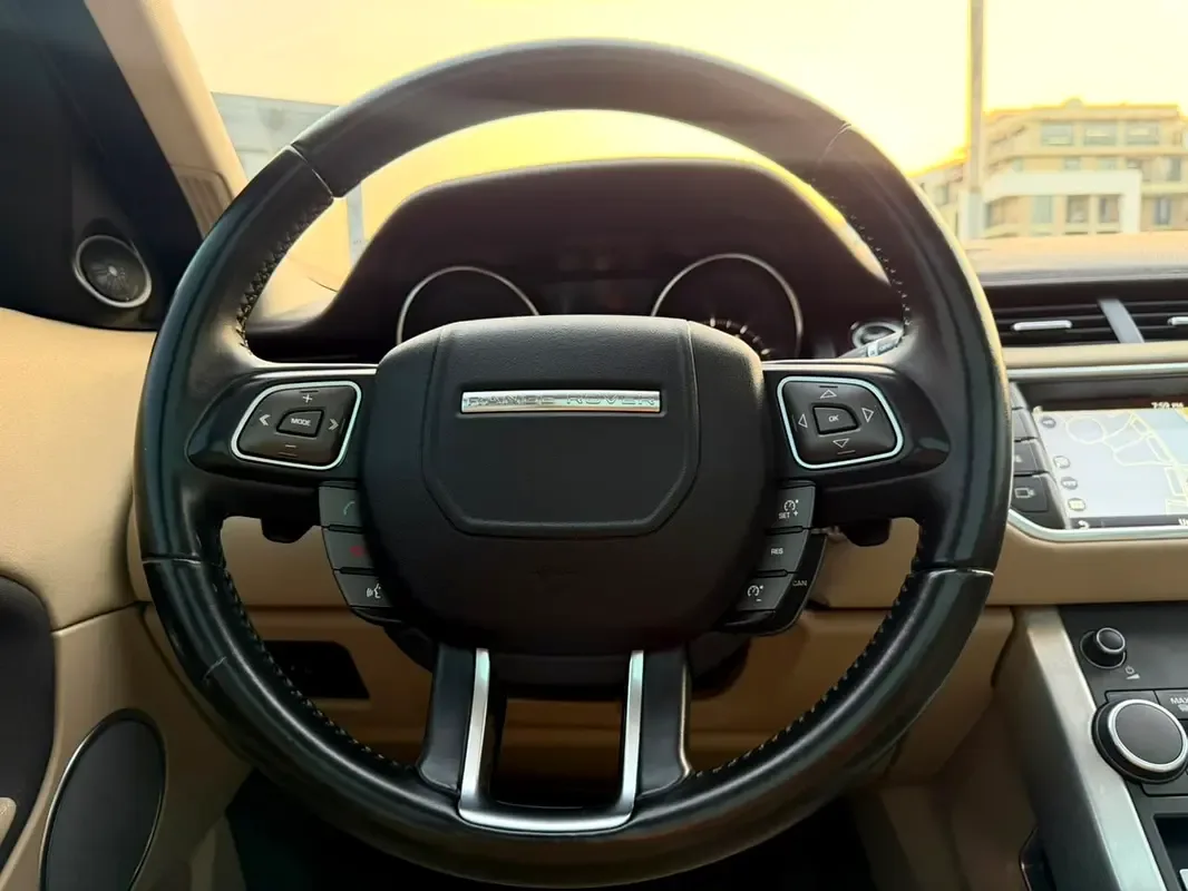 Land Rover Range Rover Evoque P250 AT AWD (249 hp) - 11