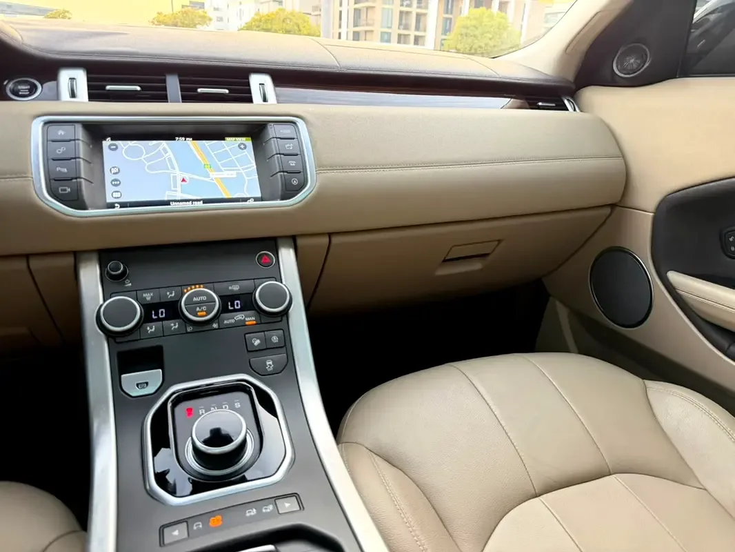 Land Rover Range Rover Evoque P250 AT AWD (249 hp) - 12