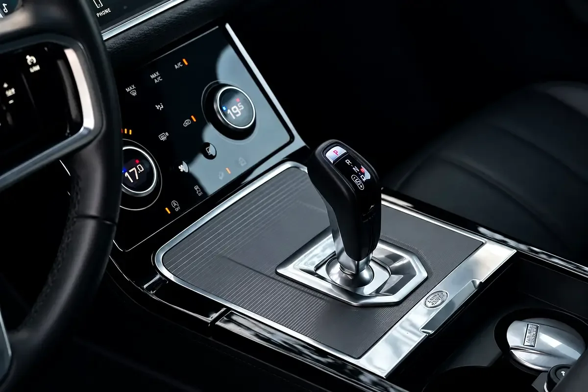 Land Rover Range Rover Evoque P250 AT AWD (249 hp) - 12