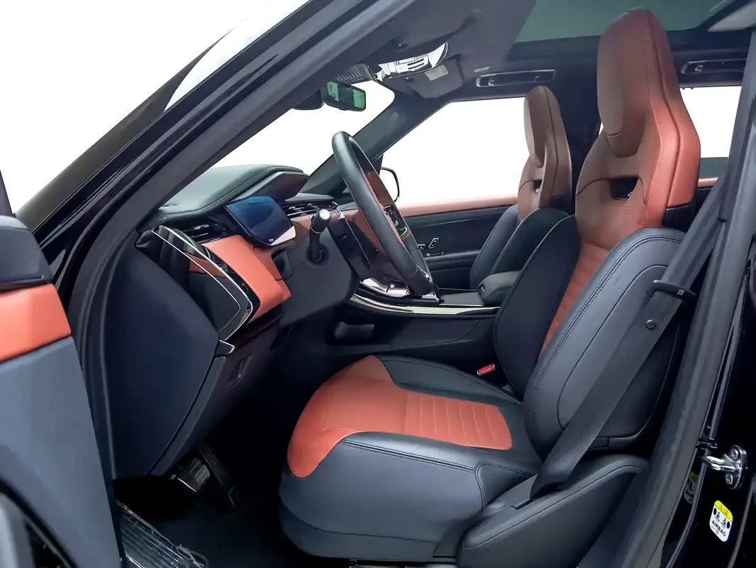Land Rover Range Rover Sport 4.4 AT 4WD (635 حصان) - 9