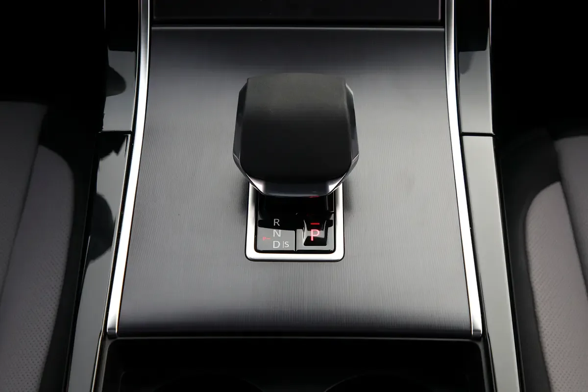 Land Rover Range Rover Velar 2.0 AT 4WD (250 حصان) - 16
