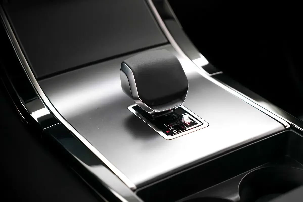 Land Rover Range Rover Velar 2.0 AT 4WD (250 hp) - 10