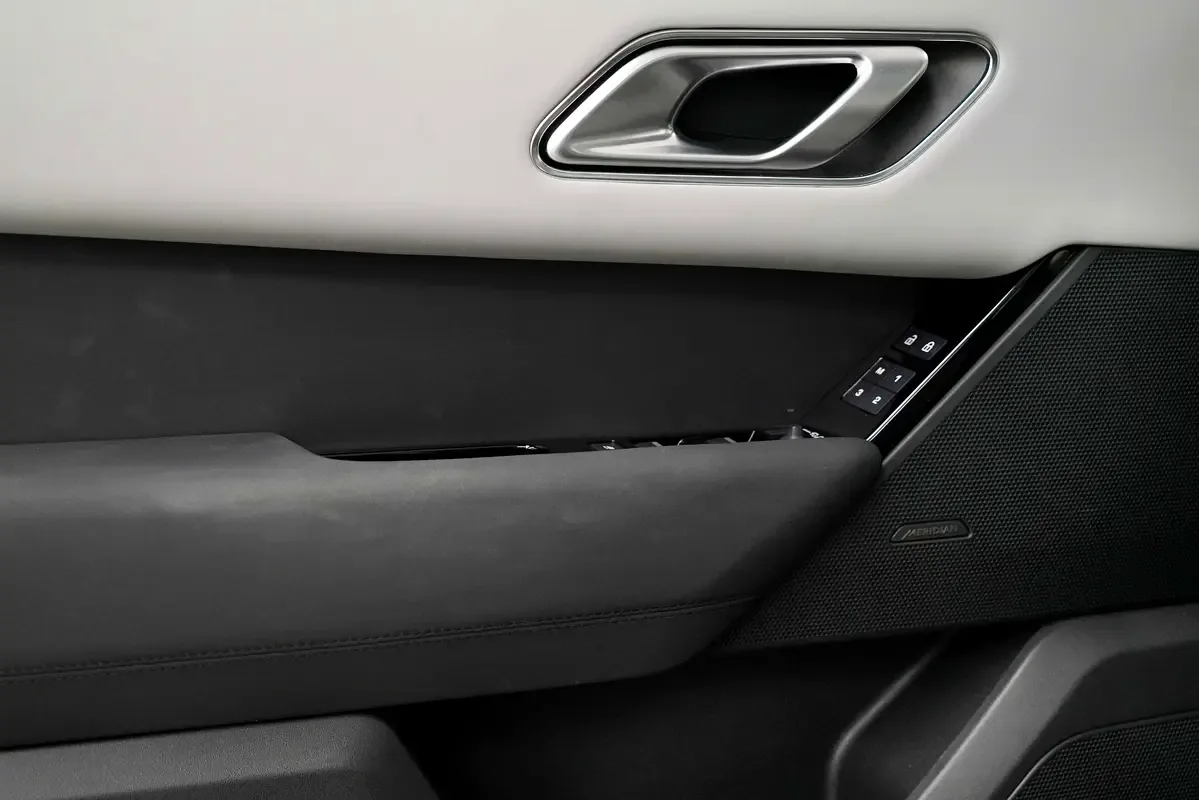 Land Rover Range Rover Velar 2.0 AT 4WD (250 hp) - 15