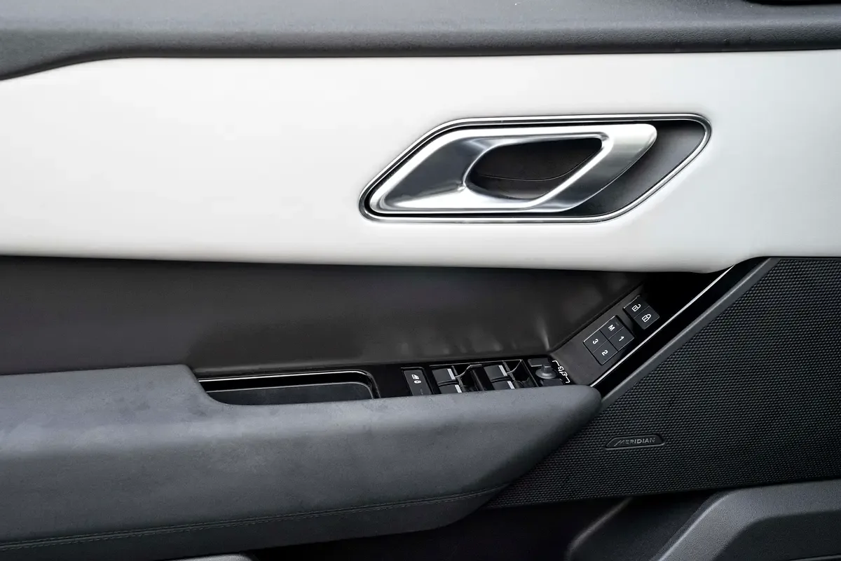 Land Rover Range Rover Velar 2.0 AT 4WD (250 hp) - 13