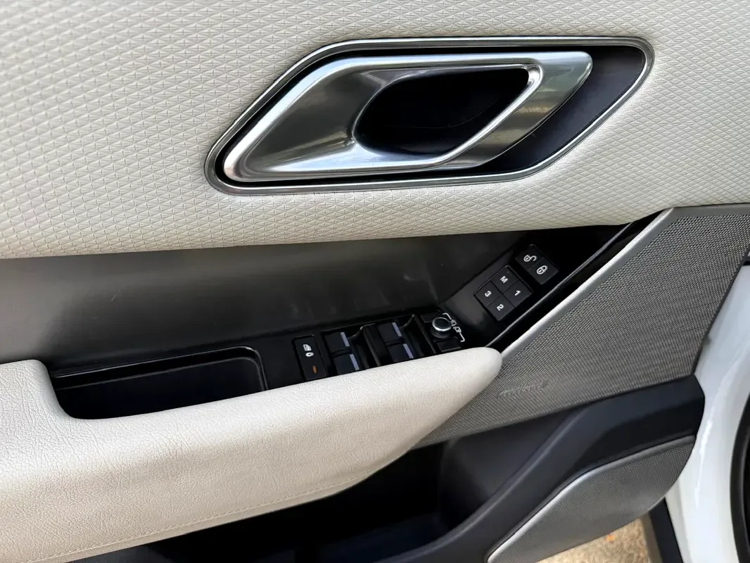 Land Rover Range Rover Velar 2.0 AT AWD (204 hp) - 19