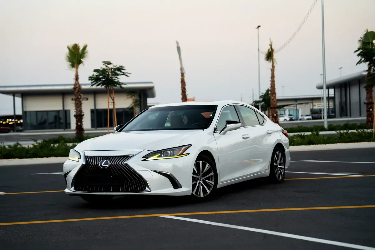 Lexus ES 300h CVT (218 hp)