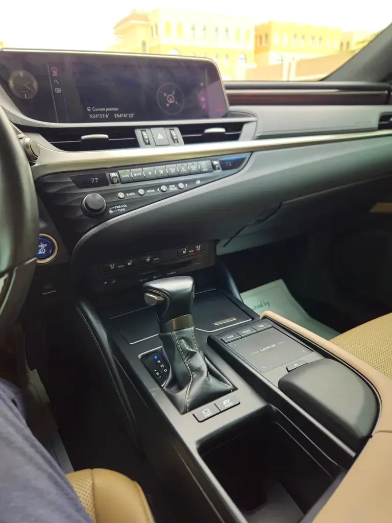 Lexus ES 300h CVT (218 hp) - 16
