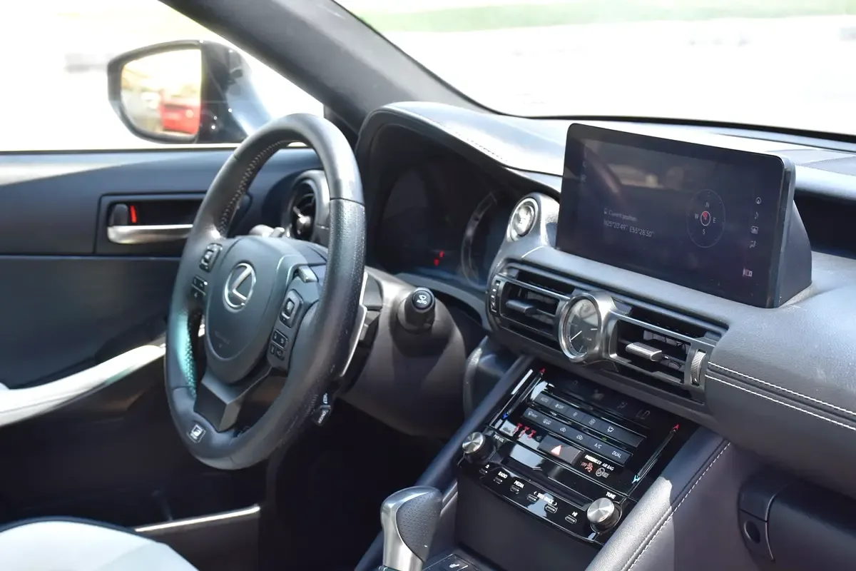 Lexus IS 2.0 AT RWD (245 hp) - 10