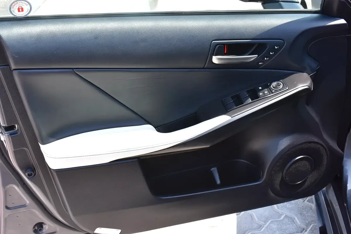 Lexus IS 2.0 AT RWD (245 hp) - 14