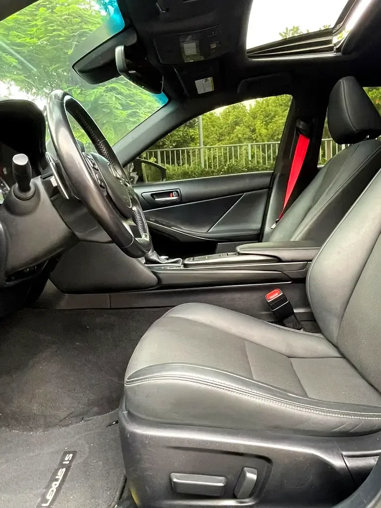 Lexus IS 2.0 AT RWD (245 hp) - 9
