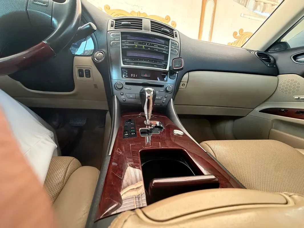 Lexus IS 3.0 AT (230 hp)