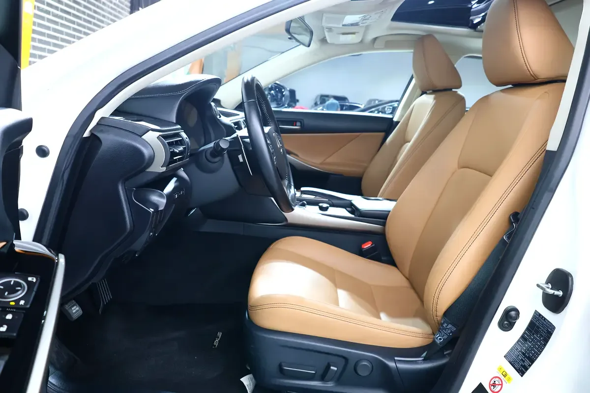 Lexus IS 300 AT (245 hp) - 11