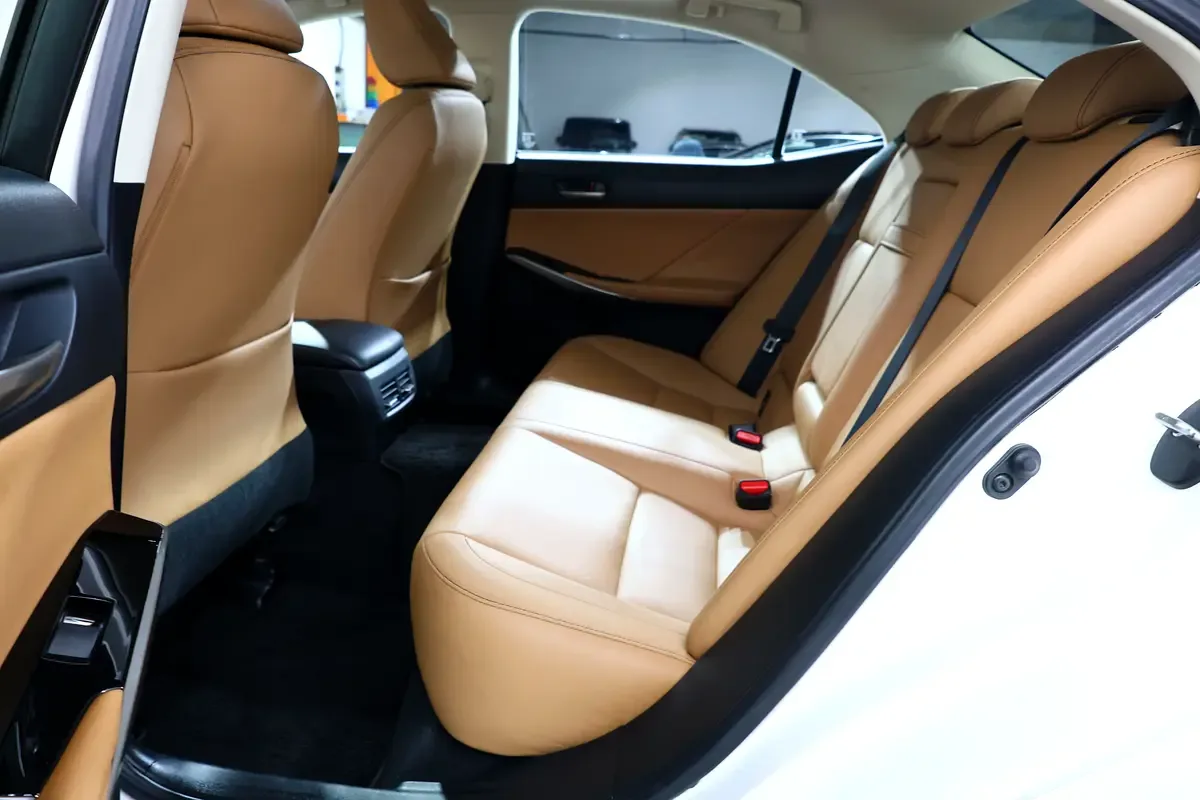 Lexus IS 300 AT (245 hp) - 12