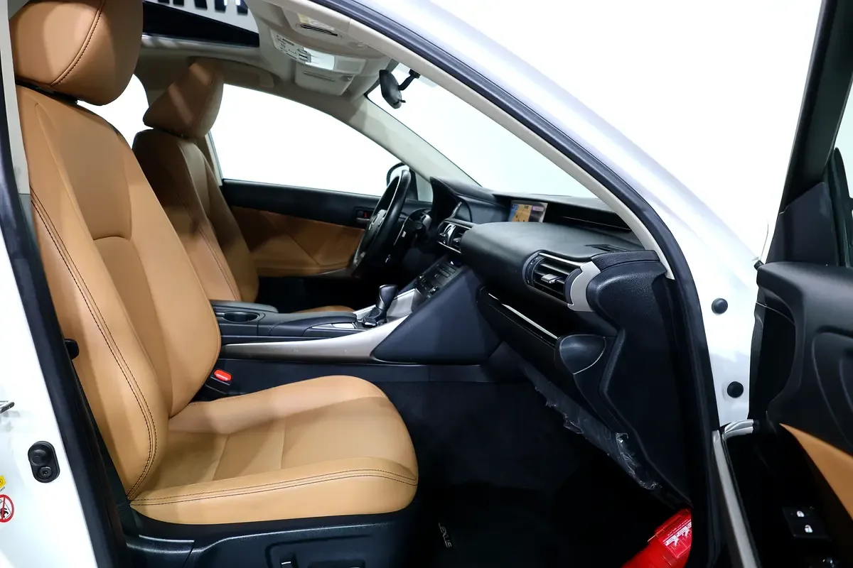 Lexus IS 300 AT (245 hp) - 13