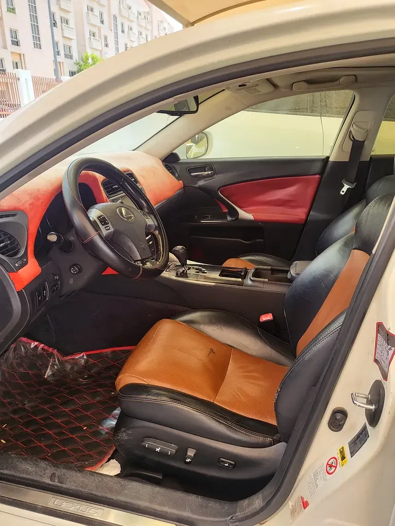 Lexus IS 300h CVT (223 hp)