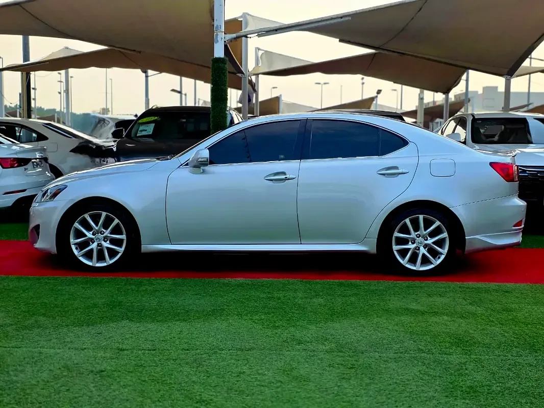 Lexus IS 300h CVT (223 حصان) - 5