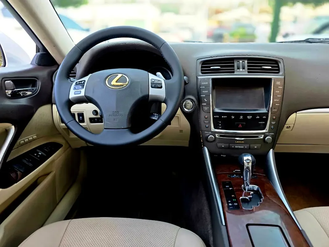 Lexus IS 300h CVT (223 حصان) - 11