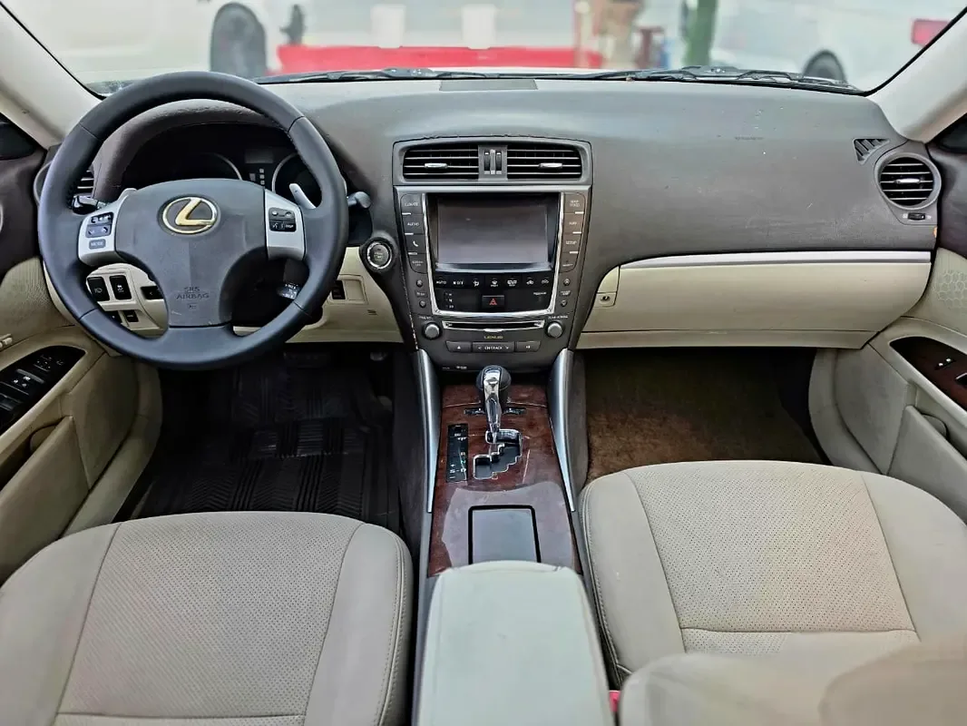 Lexus IS 300h CVT (223 حصان) - 12