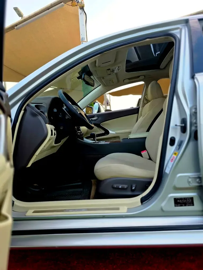 Lexus IS 300h CVT (223 حصان) - 13