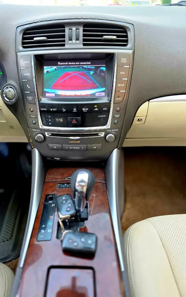 Lexus IS 300h CVT (223 حصان) - 17