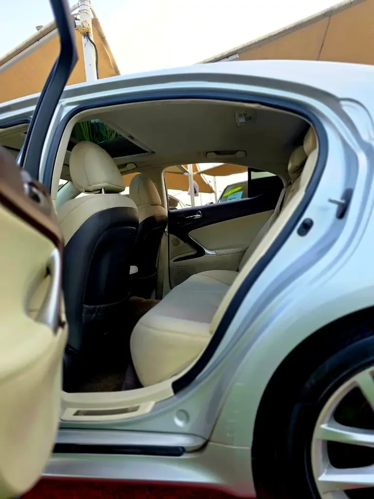 Lexus IS 300h CVT (223 حصان) - 19