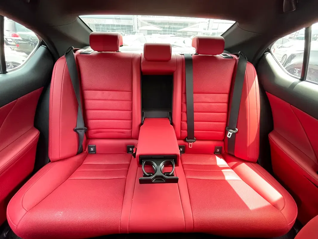 Lexus IS 3.5 AT (313 حصان) - 12