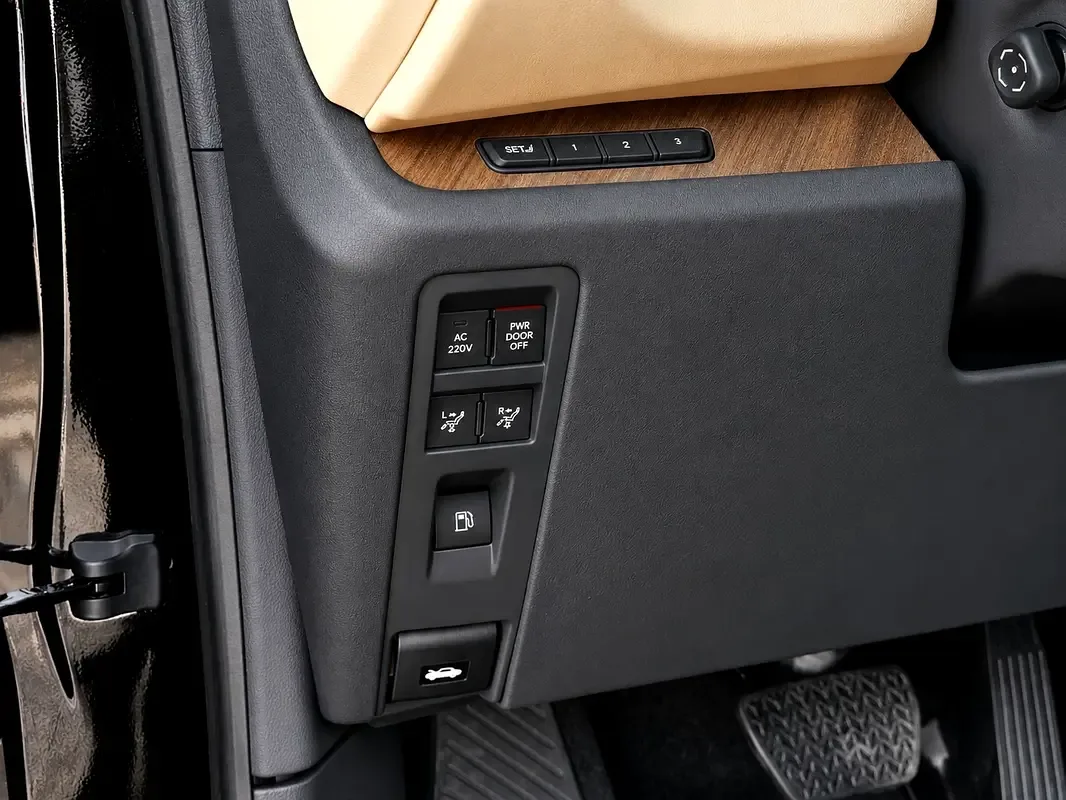 Lexus LM 2.5 CVT 4WD (190 hp) - 14