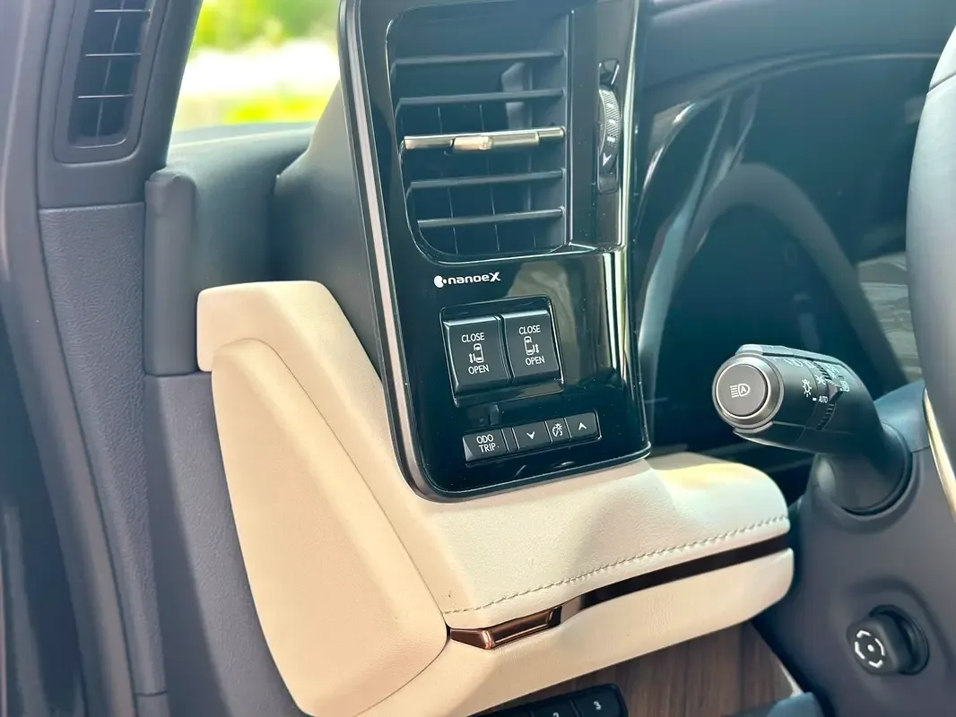 Lexus LM 2.5 CVT 4WD (190 hp) - 18