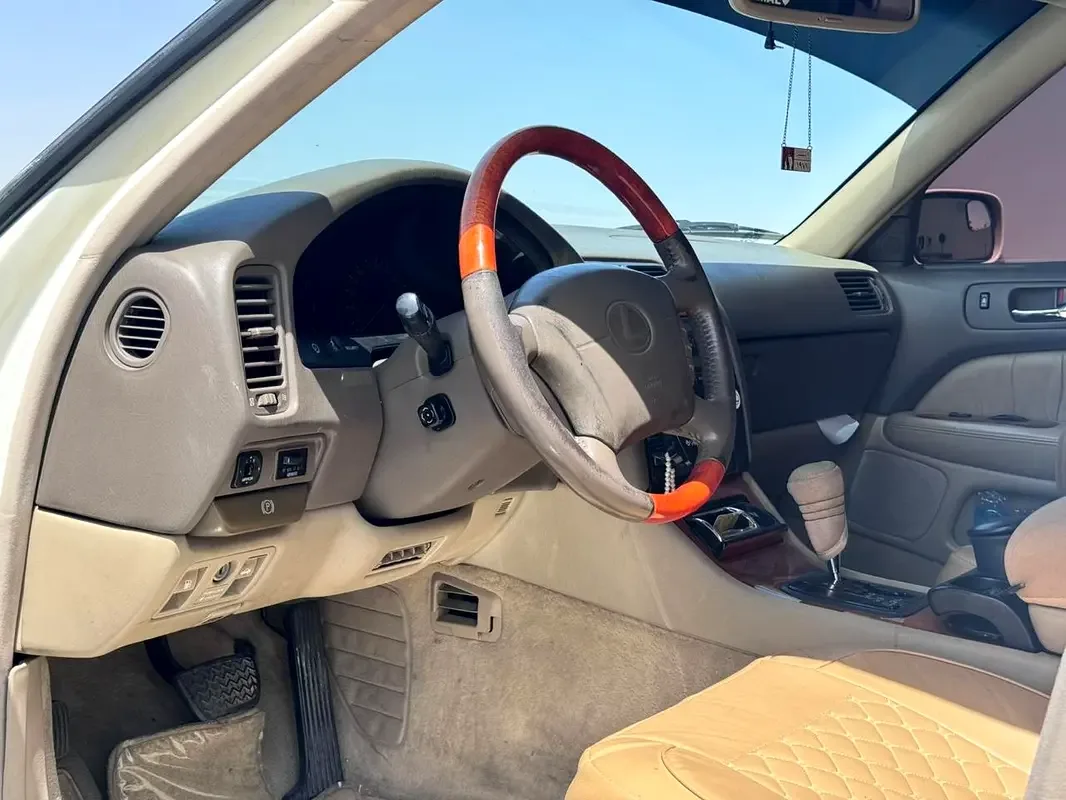 Lexus LS 400 AT (264 حصان) - 6