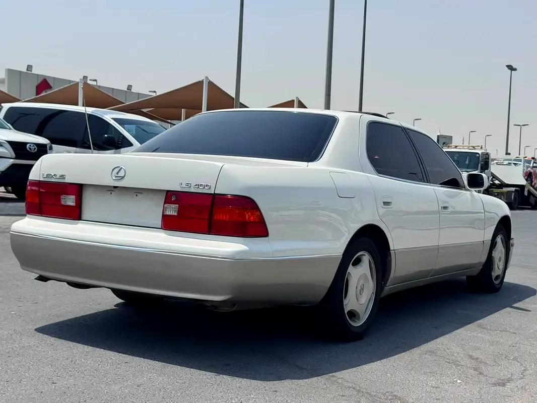 Lexus LS 400 AT (264 حصان) - 9