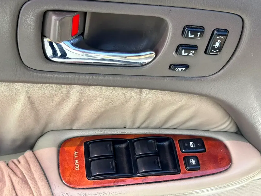 Lexus LS 400 AT (264 حصان) - 7