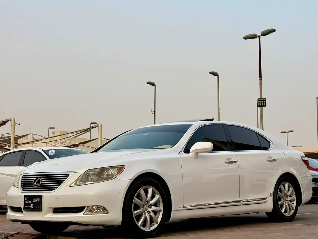 Lexus LS 4.6 AT RWD (380 حصان) - 2