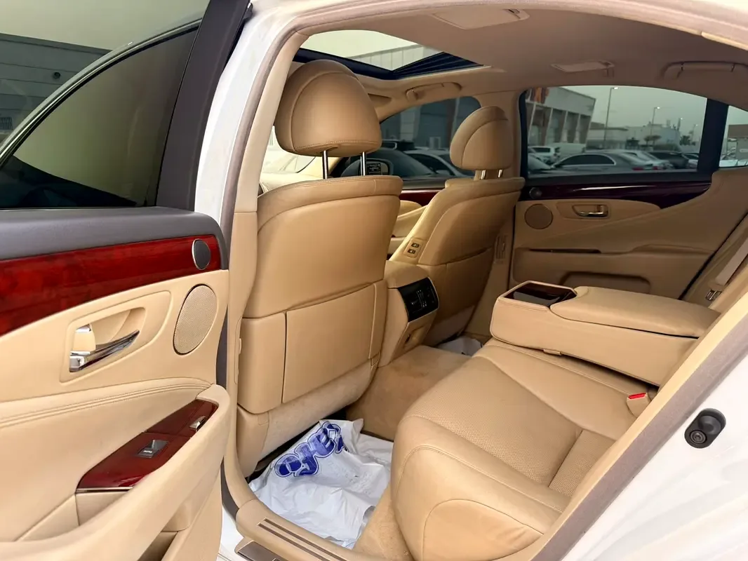 Lexus LS 4.6 AT RWD (380 حصان) - 10